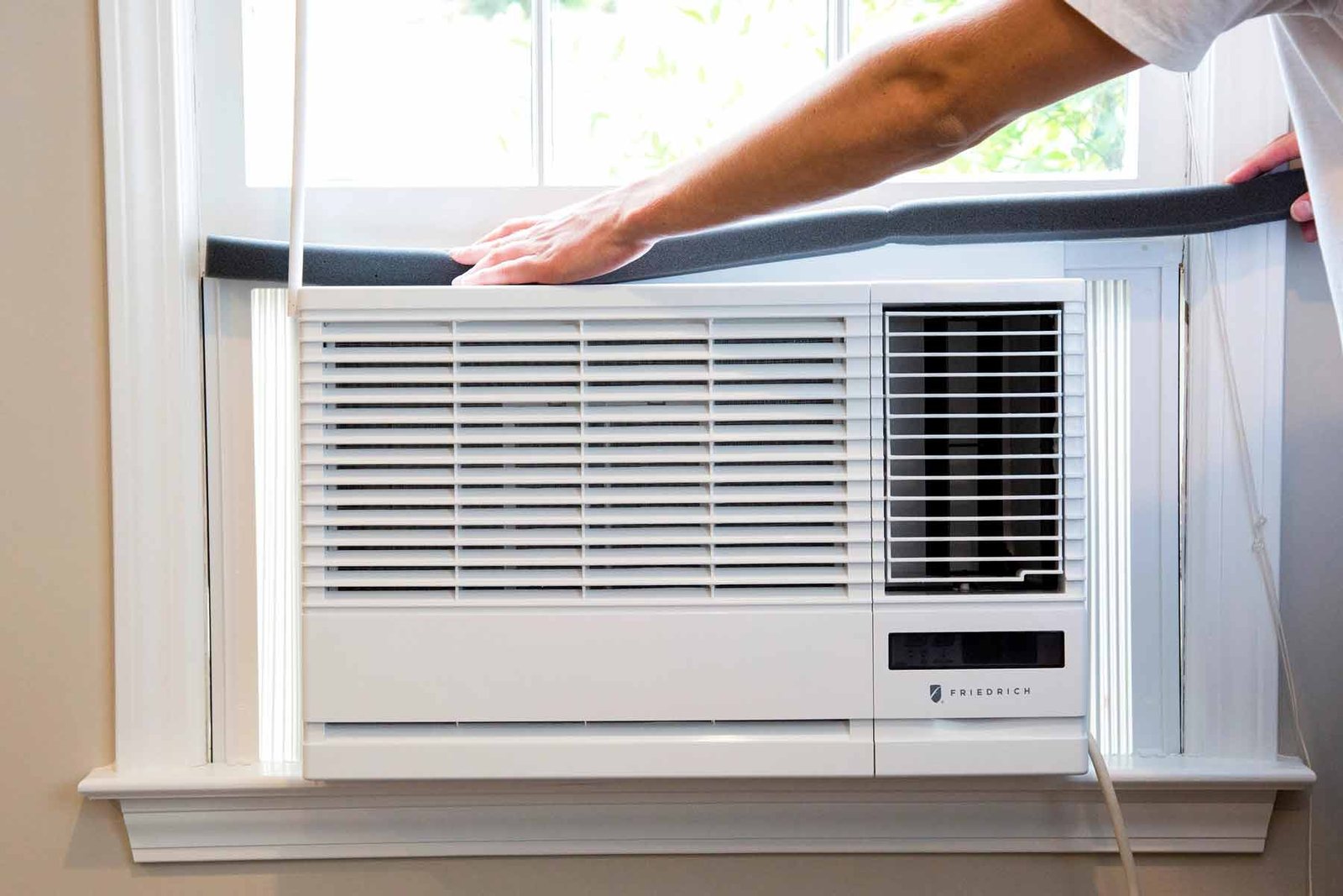 فني يصلح مكيف